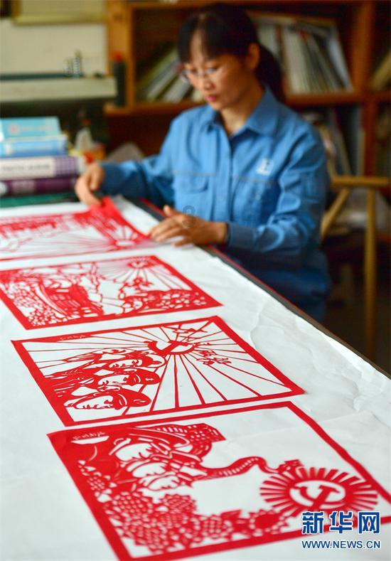 消防员救火后归来,战斗服结满冰,需要队友才能脱下